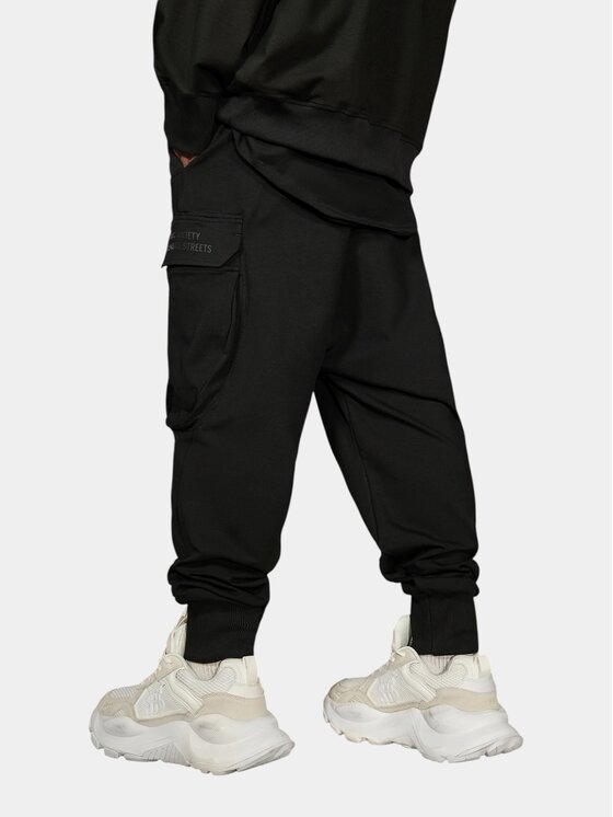 MADE BY SOCIETY MADE BY SOCIETY Spodnie materiałowe Cargo Born From The Streets - P18001 Czarny Basic Fit