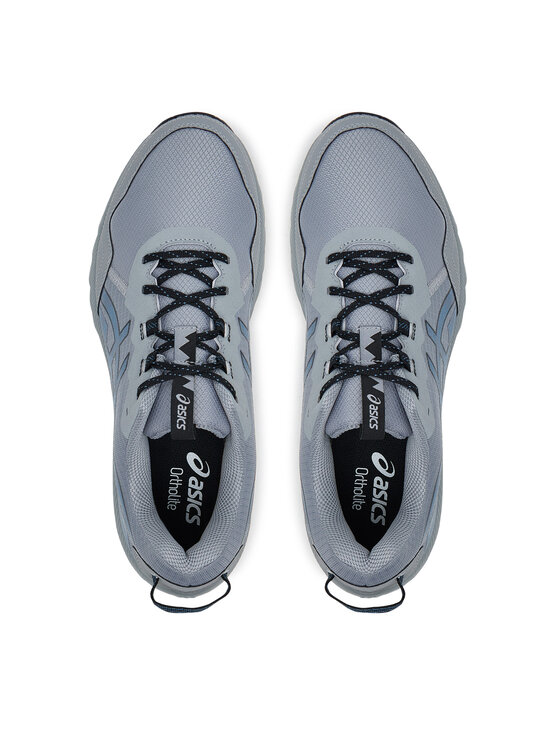 Buty sportowe widziane z góry, ustawione równolegle obok siebie.