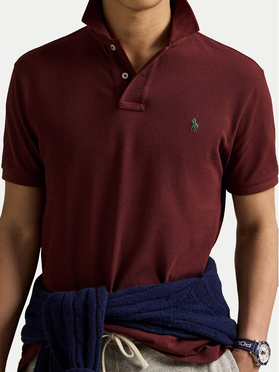 Model w koszulce polo, zbliżenie na górną część tułowia.