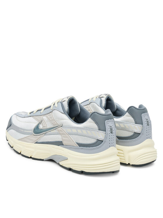 Buty sportowe widziane pod kątem od tyłu, widoczne zapiętki i podeszwa.
