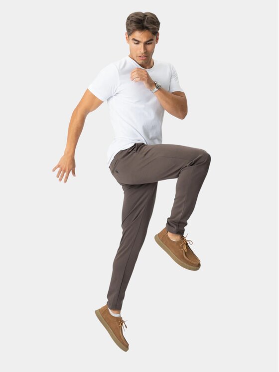 TeeShoppen TeeShoppen Spodnie garniturowe 'Perform Collection' Brązowy Slim Fit