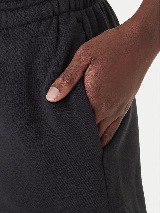 adidas adidas Спортивні шорти Essentials Small Logo Feel Cozy JC5925 Чорний Regular Fit