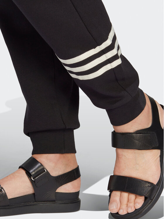 adidas adidas Долнище анцуг adicolor Neuclassics IB7321 Черен Loose Fit