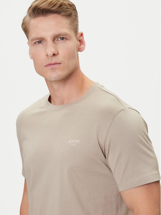 Zbliżenie na górną część koszulki na modelu, ujęcie od przodu.