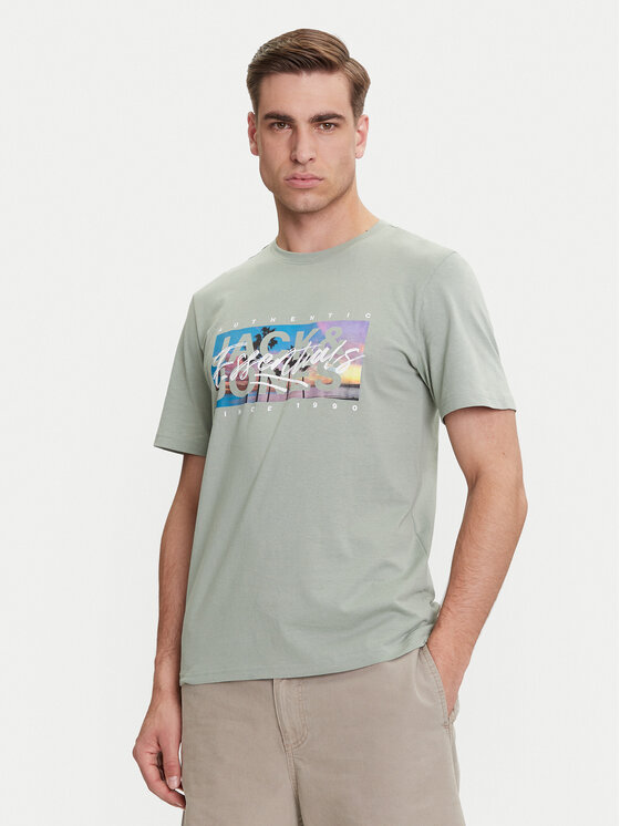 Model w t-shircie, ujęcie sylwetki od pasa w górę.