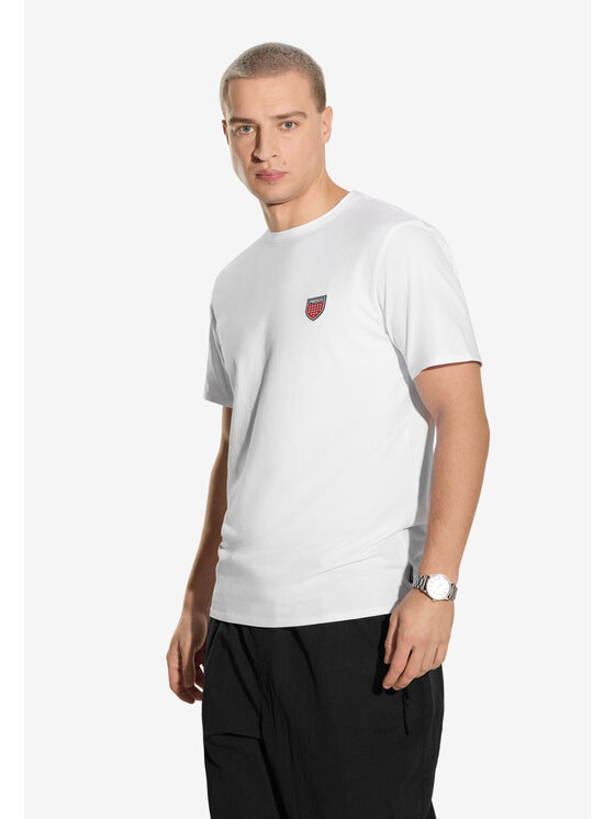 Model prezentujący koszulkę, widok na sylwetkę pod kątem.