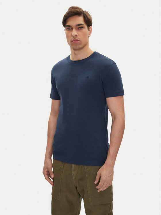 Model w t-shircie, ujęcie sylwetki z przodu do wysokości ud.