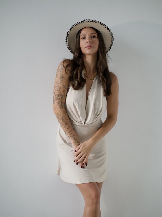 MAI MAI Sukienka dzianinowa NESSA Beżowy Feminine Fit