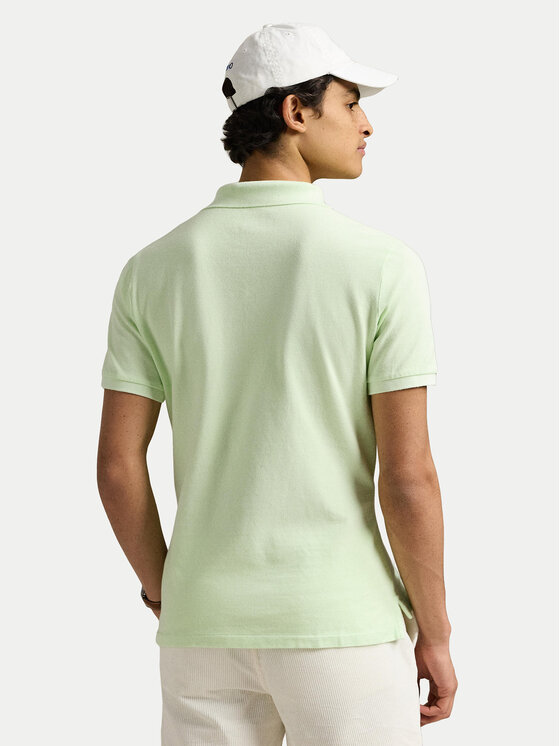 Model w koszulce polo, ujęcie od pasa w górę z tyłu.