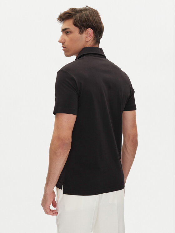 Model w koszulce polo, widok na plecy, sylwetka ustawiona pod kątem.