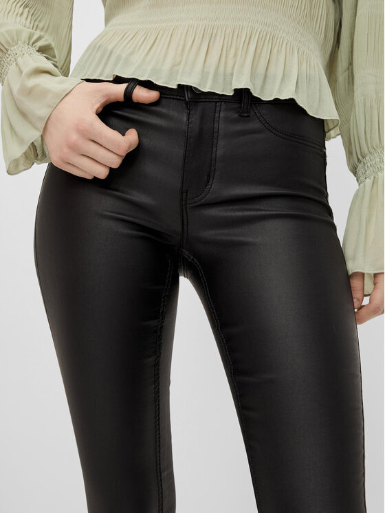 Pieces Pieces Hlače iz umetnega usnja Shape-Up 17108412 Črna Skinny Fit