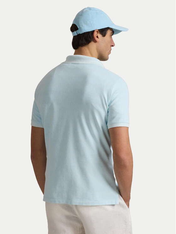 Model w koszulce polo, ujęcie sylwetki od tyłu.