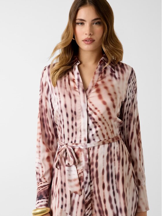 Guess Guess Každodenní šaty 181274 Hnědá Classic Fit