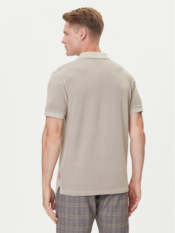 Model w koszulce polo, widok na plecy i tył koszulki.