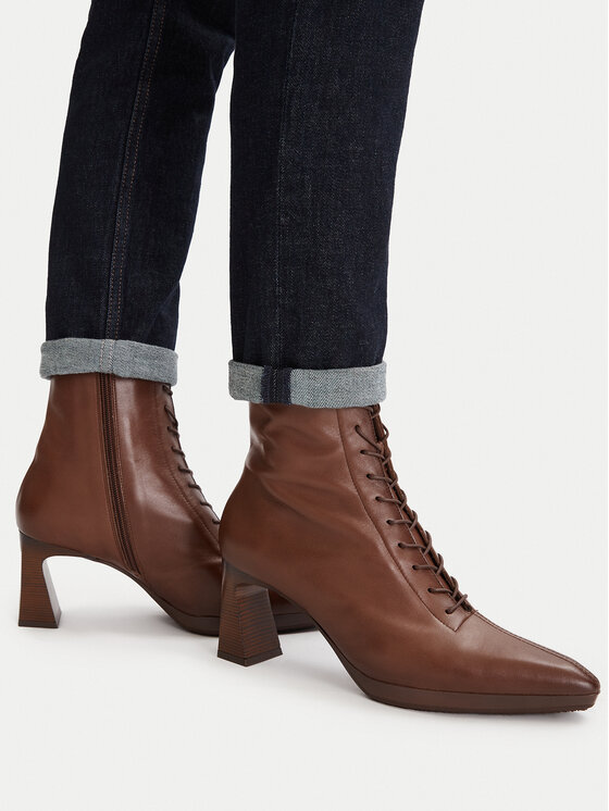 Buty na obcasie na stopach modelki, widok z przodu na cholewki.