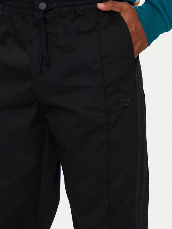 adidas adidas Pantaloni trening CS Chino IY2074 Negru Regular Fit