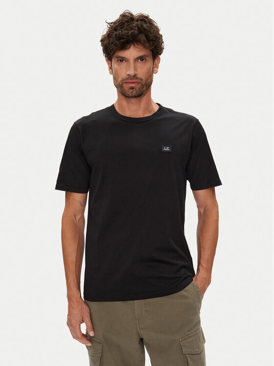 Model stojący przodem, prezentujący T-shirt z krótkim rękawem.