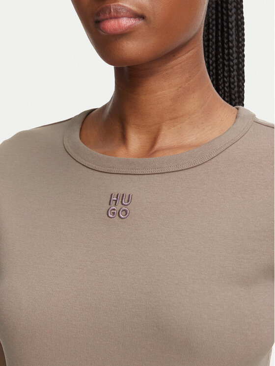 Zbliżenie na górną część T-shirtu na modelce.