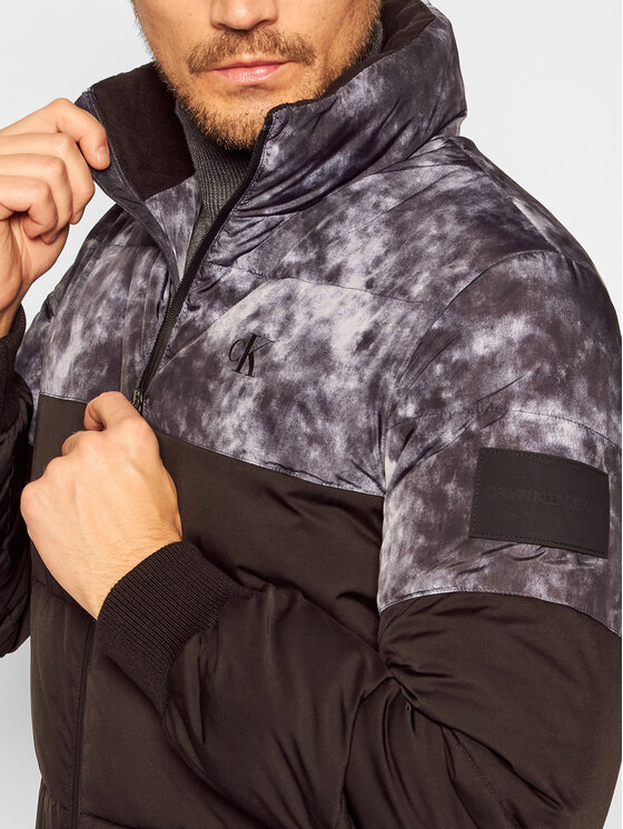 Calvin Klein Jeans Pūkinė striukė Cloud Print J30J316613 Juoda Regular Fit  • Modivo.lt