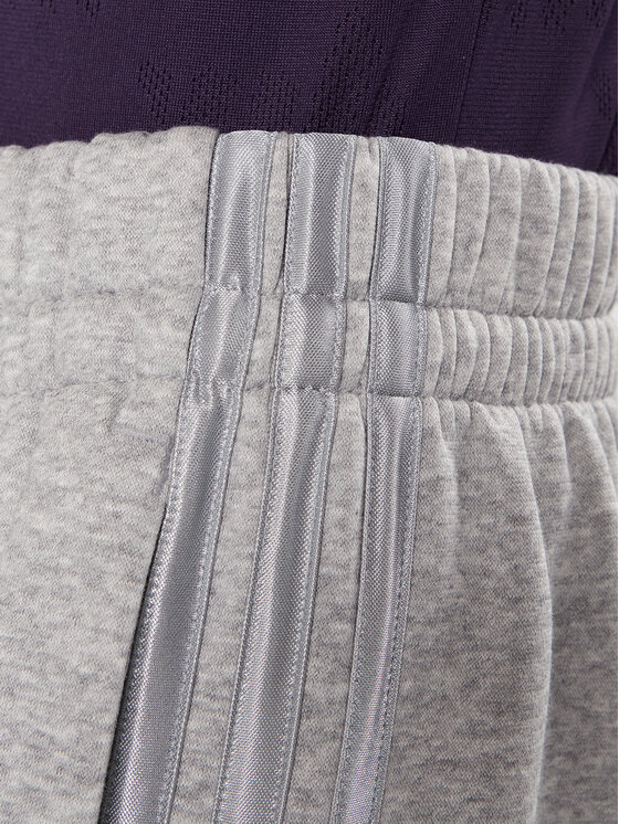 adidas adidas Спортивні штани Holiday 3-Stripes Fleece JM1888 Сірий Loose Fit
