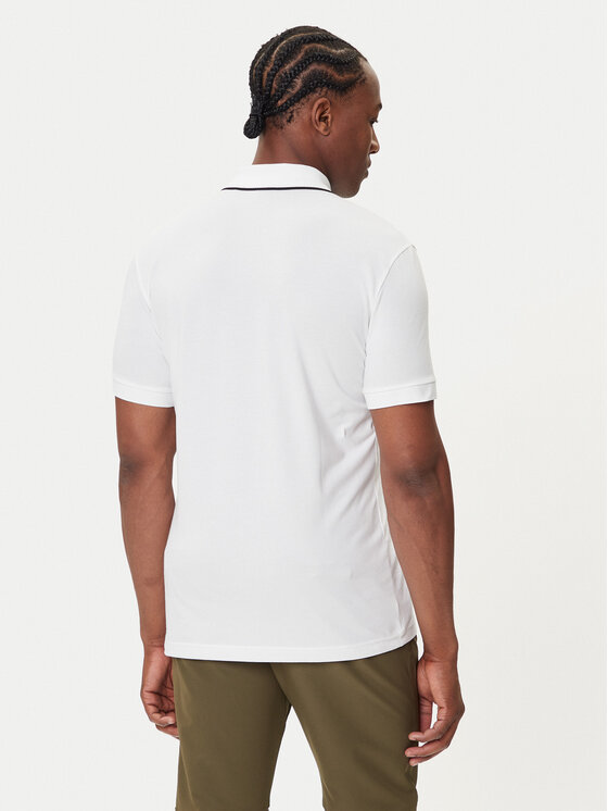 Model w koszulce polo, widok na plecy, ujęcie od góry do połowy uda.