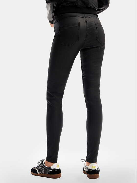 Desigual Desigual Hlače od imitacije kože Oslo 24SWPW26 Crna Slim Fit