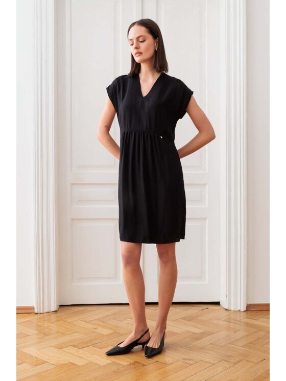 EMOI EMOI Sukienka codzienna czarna krótka z wiskozy Czarny Feminine Fit