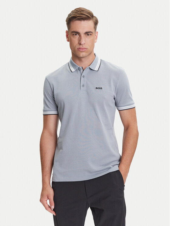 Model w koszulce polo, ujęcie od przodu, widoczna górna część sylwetki.