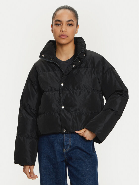 Converse Vatovaná bunda Super Puffer 10026797-A01 Čierna Relaxed Fit