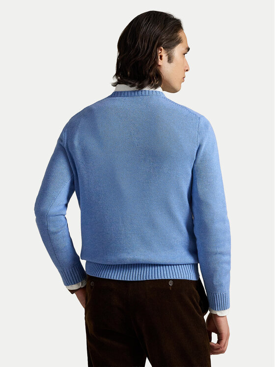 Model prezentujący sweter, widok na plecy.