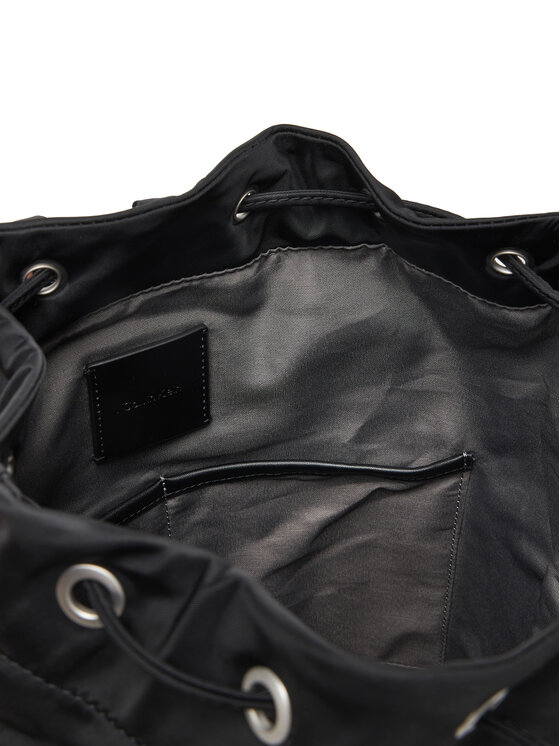 Calvin Klein Calvin Klein Nahrbtnik Sleek Drawstring Sling LV04D3145G Črna
