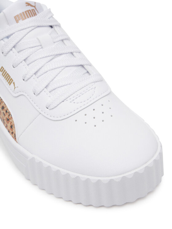 Zbli?enie na przedni? cz??? cholewki sneakerów, widoczny nosek i sznurowad?a.