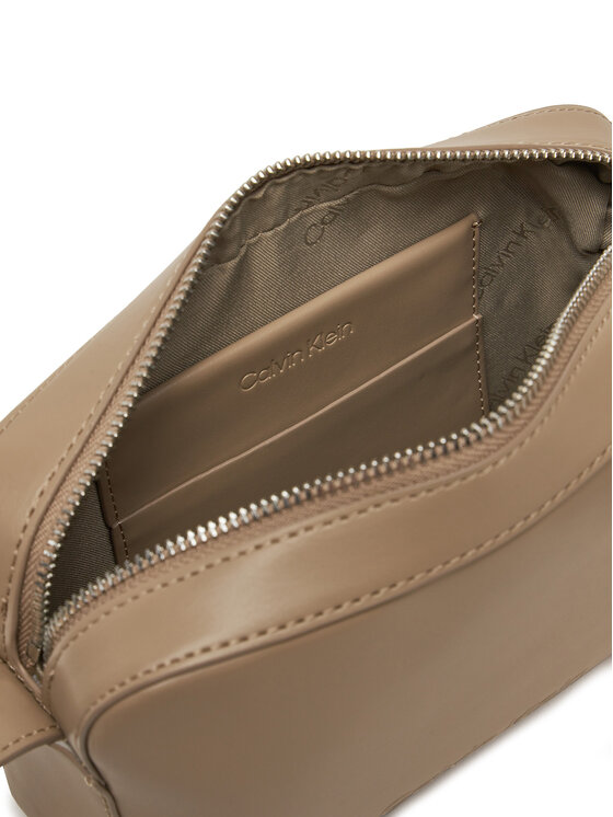 Calvin Klein Calvin Klein Kabelka Embossed Logo Camera Bag K60K612555 Tmavě béžová
