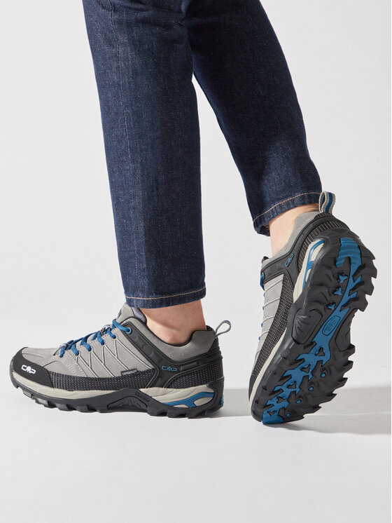 Model prezentuj?cy buty na stopach, uj?cie obuwia z boku.