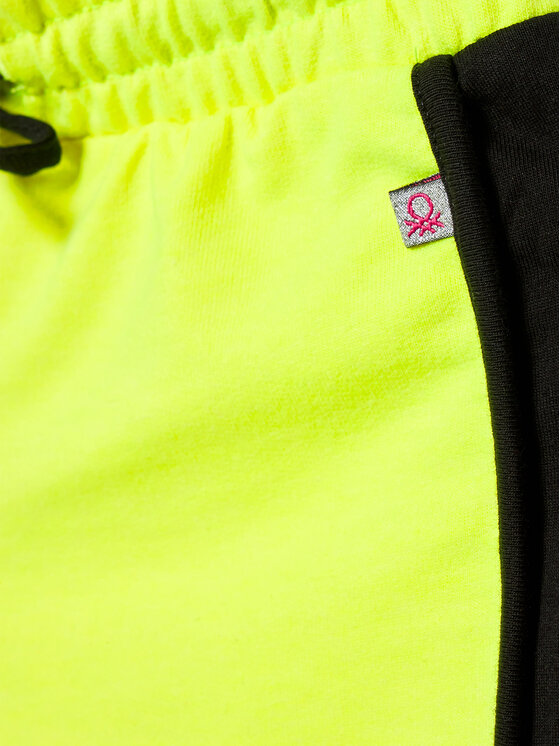 United Colors Of Benetton United Colors Of Benetton Sportske kratke hlače LOONEY TUNES 3BT0C900T Zelena Regular Fit