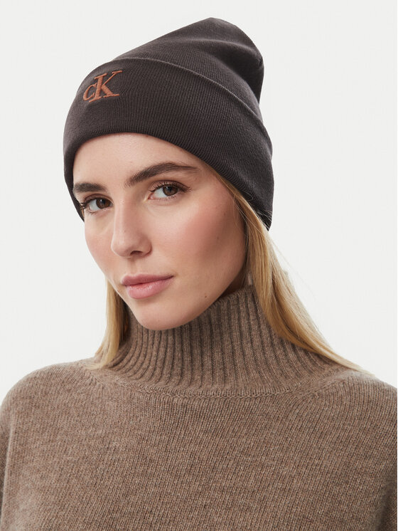 Modelka prezentuj?ca czapk?, uj?cie portretowe z przodu.