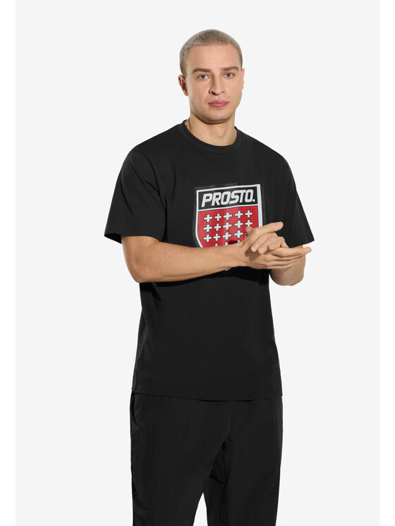 Model prezentujący t-shirt z nadrukiem, widok z przodu.