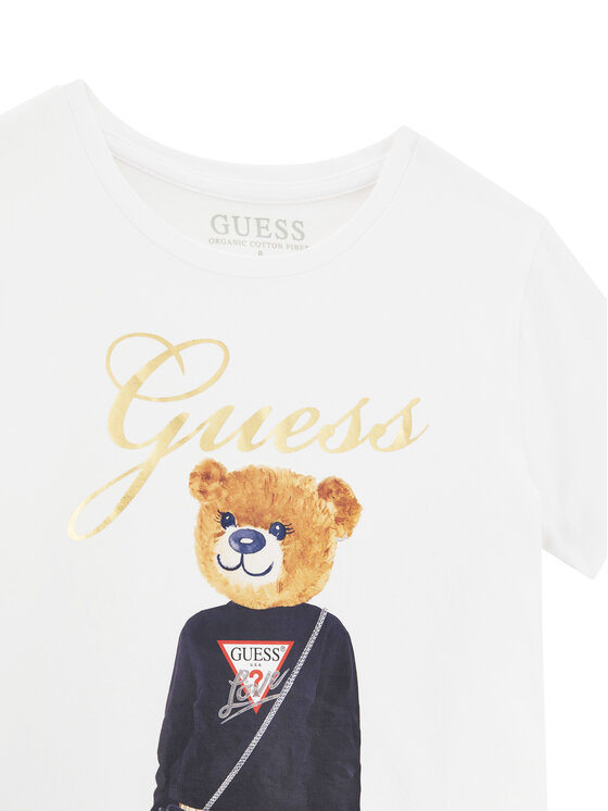 Zbliżenie górnej części koszulki z nadrukiem misia i napisem.