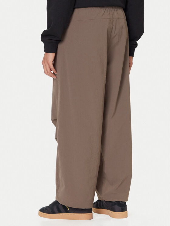 adidas adidas Pantaloni di tessuto Premium Essentials Utility Parachute JW1087 Marrone Loose Fit