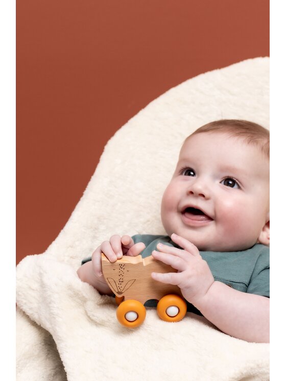 Trixie Baby Trixie Baby Zabawka Drewniany samochód z silikonowymi kołami - Lis Pomarańczowy