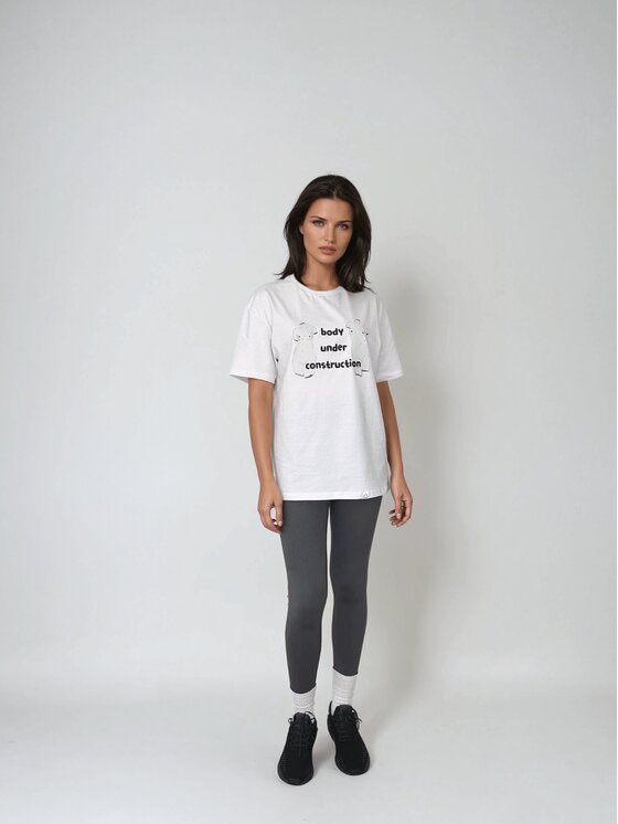 BeShaped BeShaped T-Shirt Body Under Construction Biały Oversize