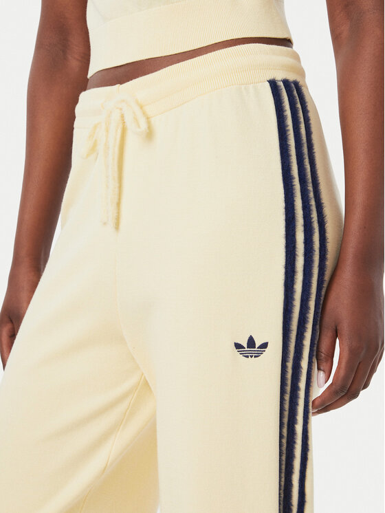 adidas adidas Spodnie dresowe Firebird KS7363 Kremowy Regular Fit
