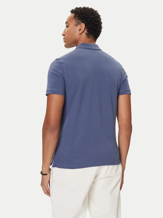 Model w koszulce polo, widok na plecy i tył koszulki.
