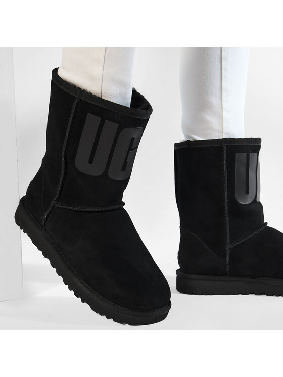 Ugg Ugg Sniega zābaki W Classic Short Ugg Rubber Logo 1108230 Melns