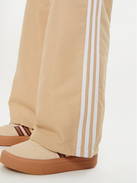adidas adidas Spodnie dresowe adicolor 3-Stripes IZ0717 Beżowy Loose Fit