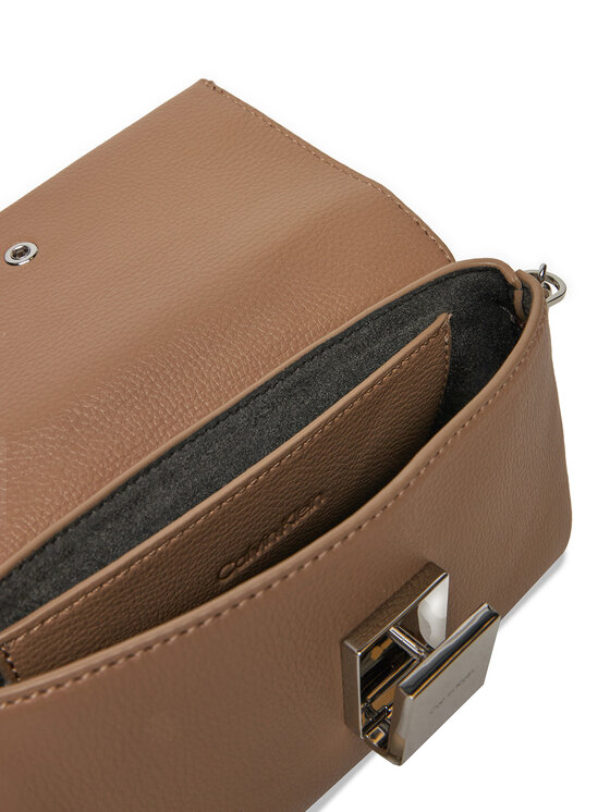 Calvin Klein Calvin Klein Torebka Ck Plaque Sm Crossbody W/Chain K60K612785 Brązowy
