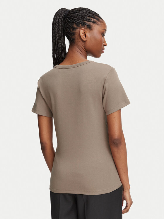 Modelka w T-shircie, ujęcie pleców od góry do bioder.