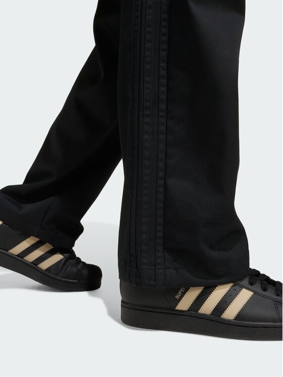 adidas adidas Spodnie materiałowe 158995 Czarny Loose Fit