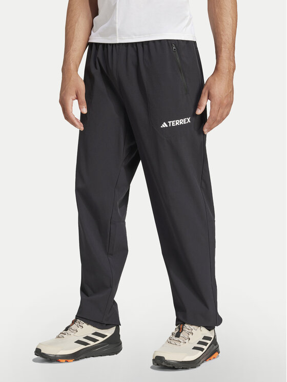 adidas adidas Pantaloni outdoor Multi Essentials JP0811 Nero Regular Fit