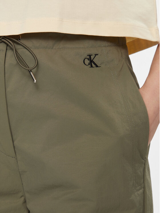 Calvin Klein Jeans Calvin Klein Jeans Bavlnené nohavice Parachute Pant J20J222609 Kaki Regular Fit